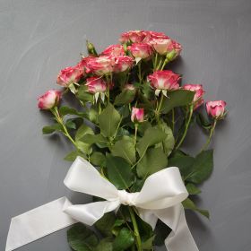 Букет “Аврора” из 7 устовых роз