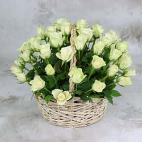 51 белая роза 40 см. в корзине VIP