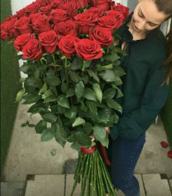 31 гигантская красных роза 150 см 